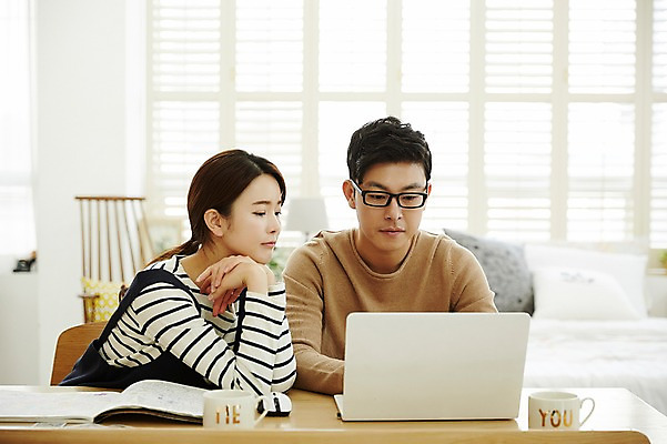 포토 JPG 여자 남자 신혼부부 실내 웃음 앉기 상반신 20대 성인 두명 앞모습 옆모습 30대 노트북 다정 한국인 업무 책상 신혼생활 성인만 국내포토 부부 뷰포인트 가구 컨셉 모션 표정 사람 동양인 청년 내부 장년 전자제품 작업 신혼 파일형식