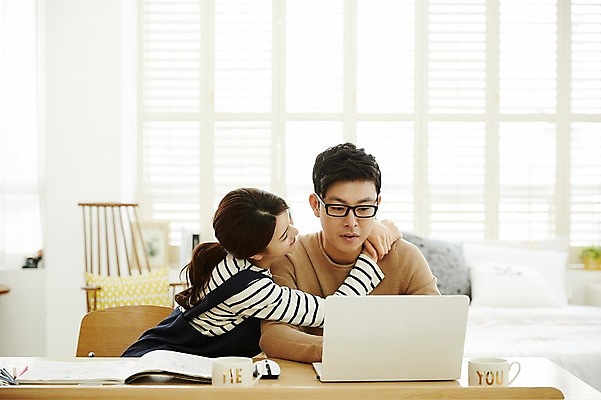 포토 JPG 여자 남자 신혼부부 안기 실내 웃음 앉기 상반신 20대 성인 두명 앞모습 옆모습 30대 노트북 다정 한국인 업무 책상 신혼생활 애교 성인만 국내포토 부부 뷰포인트 가구 컨셉 모션 표정 사람 동양인 청년 내부 장년 전자제품 작업 신혼 파일형식