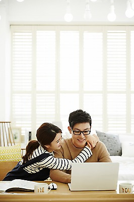 포토 JPG 여자 남자 신혼부부 실내 웃음 앉기 상반신 20대 성인 두명 앞모습 옆모습 30대 노트북 다정 한국인 업무 책상 신혼생활 애교 성인만 국내포토 부부 뷰포인트 가구 컨셉 모션 표정 사람 동양인 청년 내부 장년 전자제품 작업 신혼 파일형식