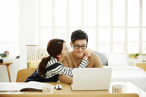 포토 JPG 여자 남자 신혼부부 안기 실내 웃음 앉기 상반신 20대 성인 두명 앞모습 옆모습 30대 노트북 다정 한국인 업무 책상 신혼생활 애교 성인만 국내포토 부부 뷰포인트 가구 컨셉 모션 표정 사람 동양인 청년 내부 장년 전자제품 작업 신혼 파일형식