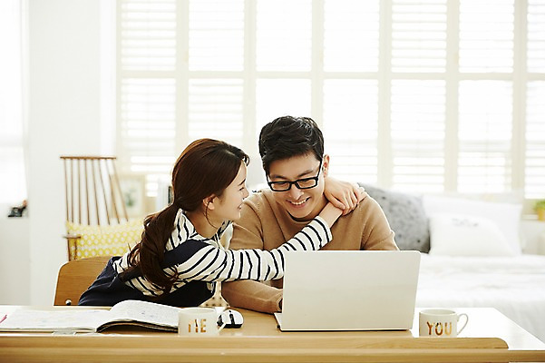 포토 JPG 여자 남자 신혼부부 안기 실내 웃음 앉기 상반신 20대 성인 두명 앞모습 옆모습 30대 노트북 다정 한국인 업무 책상 신혼생활 애교 성인만 국내포토 부부 뷰포인트 가구 컨셉 모션 표정 사람 동양인 청년 내부 장년 전자제품 작업 신혼 파일형식