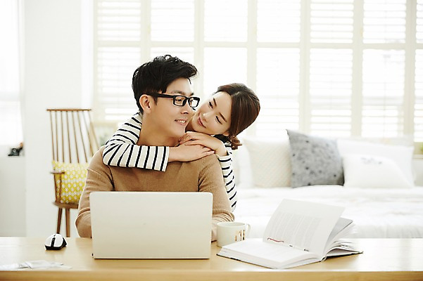 포토 JPG 여자 남자 신혼부부 실내 웃음 앉기 상반신 20대 성인 두명 앞모습 30대 노트북 다정 한국인 업무 책상 백허그 신혼생활 애교 성인만 국내포토 부부 뷰포인트 가구 컨셉 모션 포옹 표정 사람 동양인 청년 내부 장년 전자제품 작업 신혼 파일형식 커플 생활용품 안기 인종 관계 오브젝트