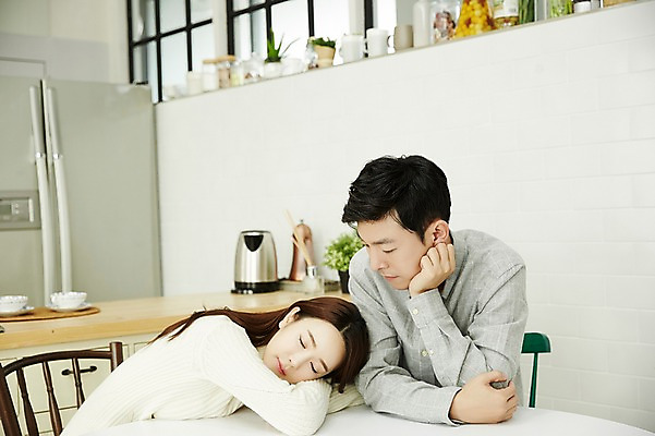 포토 JPG 여자 남자 엎드리기 신혼부부 실내 웃음 앉기 상반신 20대 성인 두명 앞모습 옆모습 30대 주방 다정 한국인 잠 신혼생활 성인만 국내포토 부부 뷰포인트 컨셉 모션 표정 사람 동양인 청년 내부 장년 신혼 파일형식 커플 인종 관계