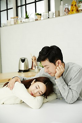 포토 JPG 여자 남자 엎드리기 신혼부부 실내 웃음 앉기 상반신 20대 성인 두명 앞모습 옆모습 30대 다정 한국인 잠 신혼생활 성인만 국내포토 부부 뷰포인트 컨셉 모션 표정 사람 동양인 청년 내부 장년 신혼 파일형식