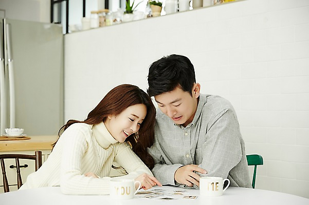 포토 JPG 여자 남자 신혼부부 실내 웃음 앉기 상반신 20대 성인 두명 앞모습 옆모습 30대 다정 한국인 폴라로이드사진 신혼생활 성인만 국내포토 부부 뷰포인트 컨셉 모션 표정 사람 동양인 청년 내부 장년 신혼 폴라로이드 파일형식