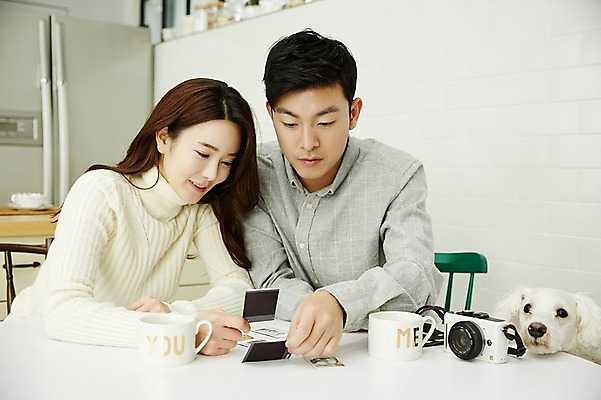 포토 JPG 한마리 여자 남자 신혼부부 탁자 실내 웃음 들기 앉기 상반신 20대 성인 두명 앞모습 30대 카메라 다정 한국인 강아지 폴라로이드사진 반려 신혼생활 성인만 딩펫족 펫팸족 국내포토 1 라이프스타일 부부 뷰포인트 가구 컨셉 모션 표정 사람 동양인 청년 내부 장년 전자제품 반려동물 개 신혼 폴라로이드 신조어 파일형식