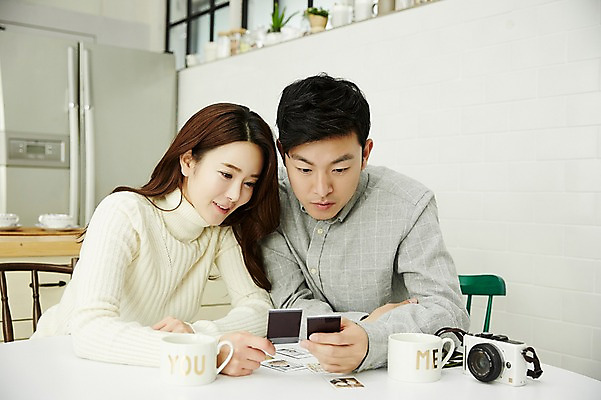 포토 JPG 여자 남자 신혼부부 실내 웃음 들기 앉기 상반신 20대 성인 두명 앞모습 30대 카메라 다정 한국인 폴라로이드사진 신혼생활 성인만 국내포토 부부 뷰포인트 컨셉 모션 표정 사람 동양인 청년 내부 장년 전자제품 신혼 폴라로이드 파일형식