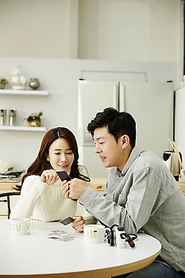 포토 JPG 여자 남자 신혼부부 실내 웃음 앉기 상반신 20대 성인 두명 앞모습 옆모습 30대 카메라 다정 한국인 폴라로이드사진 신혼생활 성인만 국내포토 부부 뷰포인트 컨셉 모션 표정 사람 동양인 청년 내부 장년 전자제품 신혼 폴라로이드 파일형식