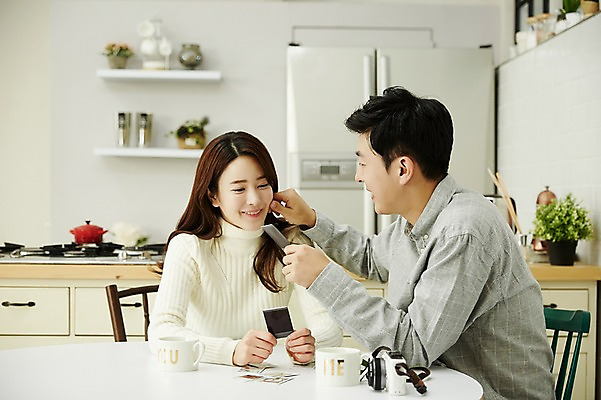 포토 JPG 여자 남자 신혼부부 실내 웃음 앉기 상반신 20대 성인 두명 앞모습 옆모습 30대 카메라 다정 한국인 폴라로이드사진 신혼생활 성인만 국내포토 부부 뷰포인트 컨셉 모션 표정 사람 동양인 청년 내부 장년 전자제품 신혼 폴라로이드 파일형식