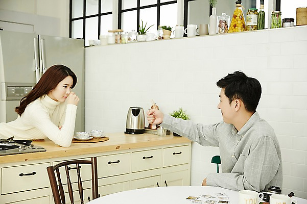 포토 JPG 여자 남자 신혼부부 실내 서기 웃음 앉기 상반신 20대 성인 두명 옆모습 30대 마주보기 다정 한국인 가위바위보 신혼생활 성인만 국내포토 부부 뷰포인트 컨셉 모션 놀이 표정 사람 동양인 청년 내부 장년 신혼 파일형식