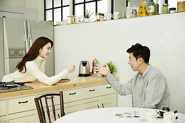 포토 JPG 여자 남자 신혼부부 실내 서기 웃음 앉기 상반신 20대 성인 두명 옆모습 30대 다정 한국인 가위바위보 신혼생활 성인만 국내포토 부부 뷰포인트 컨셉 모션 놀이 표정 사람 동양인 청년 내부 장년 신혼 파일형식