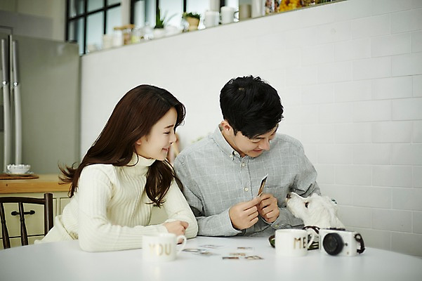 포토 JPG 한마리 여자 남자 신혼부부 탁자 실내 웃음 앉기 상반신 20대 성인 두명 앞모습 옆모습 30대 카메라 다정 한국인 강아지 폴라로이드사진 보여주기 반려 신혼생활 성인만 딩펫족 펫팸족 국내포토 1 라이프스타일 부부 뷰포인트 가구 컨셉 모션 표정 사람 동양인 청년 내부 장년 전자제품 반려동물 개 신혼 폴라로이드 신조어 파일형식