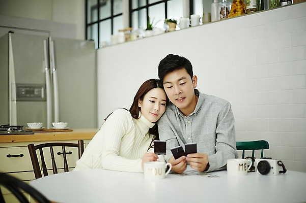 포토 JPG 여자 남자 신혼부부 실내 웃음 앉기 상반신 20대 성인 두명 앞모습 30대 카메라 다정 한국인 폴라로이드사진 신혼생활 성인만 국내포토 부부 뷰포인트 컨셉 모션 표정 사람 동양인 청년 내부 장년 전자제품 신혼 폴라로이드 파일형식