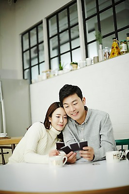 포토 JPG 여자 남자 신혼부부 실내 웃음 앉기 상반신 20대 성인 두명 앞모습 30대 다정 한국인 폴라로이드사진 신혼생활 성인만 국내포토 부부 뷰포인트 컨셉 모션 표정 사람 동양인 청년 내부 장년 신혼 폴라로이드 파일형식