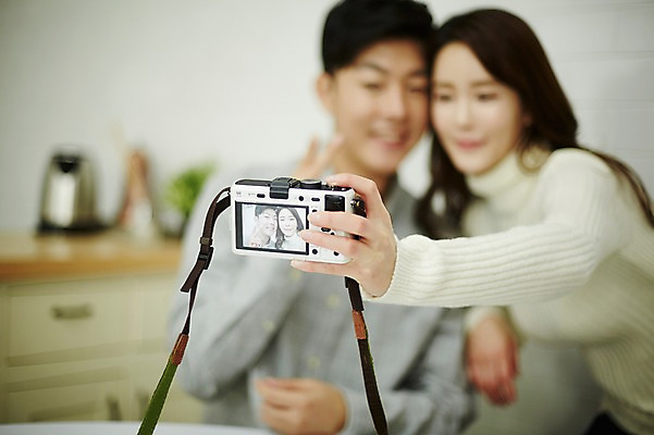 포토 JPG 여자 남자 신혼부부 실내 웃음 앉기 상반신 20대 성인 두명 앞모습 아웃포커스 30대 카메라 사진촬영 다정 한국인 신혼생활 성인만 국내포토 부부 뷰포인트 컨셉 모션 촬영기법 표정 사람 동양인 청년 내부 장년 전자제품 촬영 신혼 파일형식