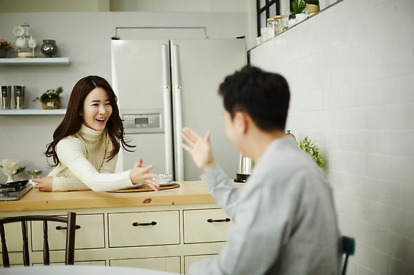 포토 JPG 여자 남자 신혼부부 실내 웃음 앉기 상반신 20대 성인 두명 앞모습 옆모습 30대 다정 한국인 가위바위보 냉장고 신혼생활 성인만 국내포토 부부 뷰포인트 컨셉 모션 놀이 표정 사람 동양인 청년 내부 장년 가전제품 신혼 파일형식