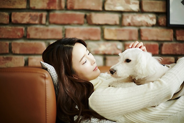 포토 JPG 한마리 여자 안기 실내 한명 상반신 20대 성인 옆모습 소파 눕기 기댐 한국인 강아지 반려 성인여자한명만 딩펫족 펫팸족 국내포토 1 라이프스타일 뷰포인트 의자 모션 사람 동양인 청년 내부 반려동물 개 신조어 여자한명만 성인여자만 파일형식