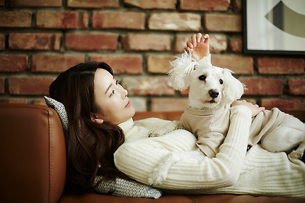 포토 JPG 한마리 여자 안기 실내 한명 웃음 상반신 20대 성인 옆모습 소파 눕기 기댐 한국인 강아지 반려 성인여자한명만 딩펫족 펫팸족 국내포토 1 라이프스타일 뷰포인트 의자 모션 표정 사람 동양인 청년 내부 반려동물 개 신조어 여자한명만 성인여자만 파일형식