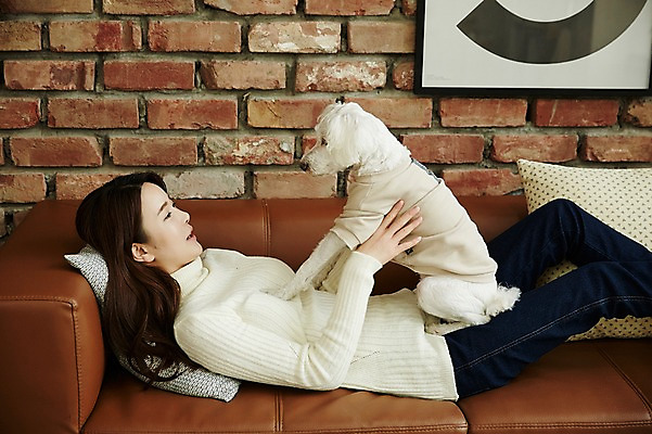 포토 JPG 한마리 여자 실내 한명 상반신 20대 성인 옆모습 눕기 기댐 한국인 강아지 반려 성인여자한명만 딩펫족 펫팸족 국내포토 1 라이프스타일 뷰포인트 모션 사람 동양인 청년 내부 반려동물 개 신조어 여자한명만 성인여자만 파일형식