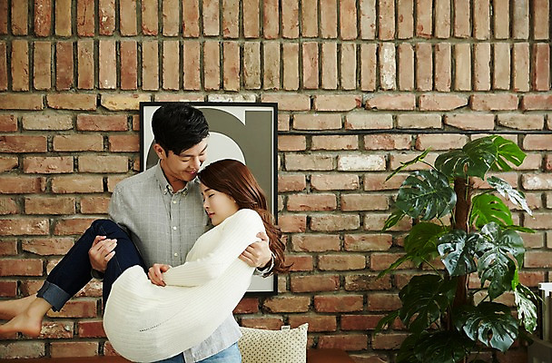 포토 JPG 전신 여자 남자 신혼부부 안기 실내 웃음 들기 상반신 20대 성인 두명 앞모습 옆모습 30대 다정 한국인 잠 신혼생활 성인만 국내포토 부부 뷰포인트 컨셉 모션 표정 사람 동양인 청년 내부 장년 신혼 파일형식