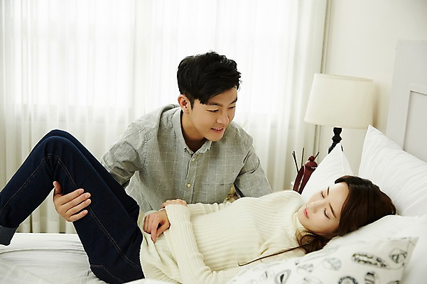 포토 JPG 여자 남자 신혼부부 실내 웃음 상반신 20대 성인 두명 앞모습 옆모습 30대 눕기 다정 한국인 침대 잠 신혼생활 성인만 국내포토 부부 뷰포인트 가구 컨셉 모션 표정 사람 동양인 청년 내부 장년 신혼 파일형식