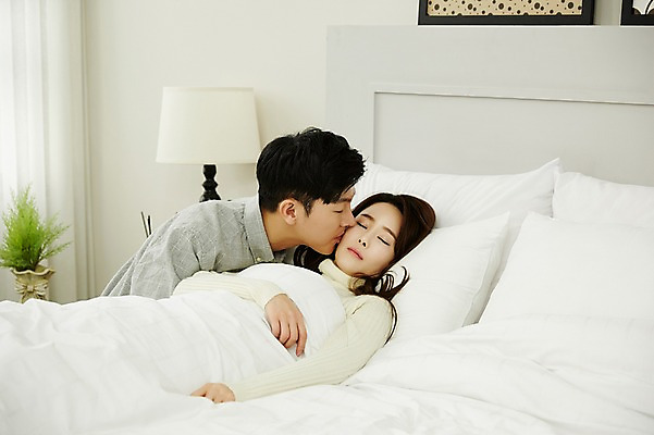 포토 JPG 여자 남자 신혼부부 키스 실내 상반신 20대 성인 두명 앞모습 옆모습 30대 눕기 다정 이불 한국인 침대 잠 덮기 신혼생활 성인만 국내포토 부부 뷰포인트 가구 컨셉 침구 모션 사람 동양인 청년 내부 장년 애정표현 신혼 파일형식