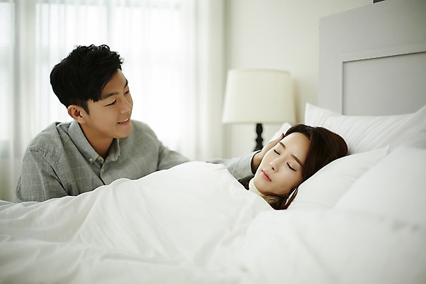 포토 JPG 여자 남자 신혼부부 실내 웃음 앉기 상반신 20대 성인 두명 앞모습 옆모습 30대 눕기 다정 한국인 침대 잠 신혼생활 성인만 국내포토 부부 뷰포인트 가구 컨셉 모션 표정 사람 동양인 청년 내부 장년 신혼 파일형식 커플 생활용품 인종 관계 오브젝트