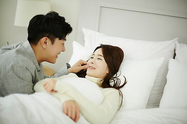 포토 JPG 여자 남자 신혼부부 실내 웃음 상반신 20대 성인 두명 앞모습 옆모습 30대 마주보기 다정 한국인 침대 신혼생활 성인만 국내포토 부부 뷰포인트 가구 컨셉 모션 표정 사람 동양인 청년 내부 장년 신혼 파일형식