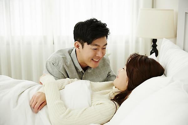 포토 JPG 여자 남자 신혼부부 실내 웃음 상반신 20대 성인 두명 앞모습 옆모습 30대 눕기 마주보기 다정 한국인 침대 신혼생활 성인만 국내포토 부부 뷰포인트 가구 컨셉 모션 표정 사람 동양인 청년 내부 장년 신혼 파일형식