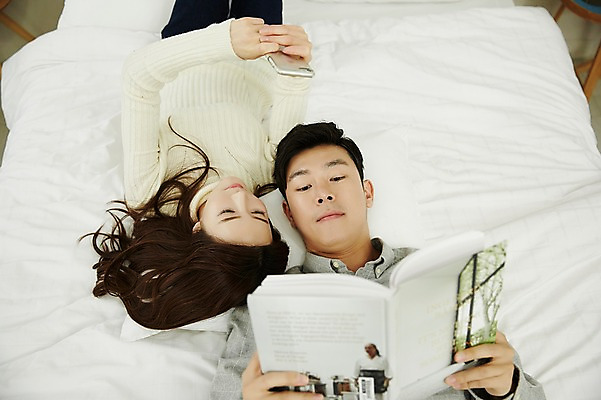포토 JPG 여자 남자 신혼부부 휴식 실내 상반신 20대 성인 두명 앞모습 30대 스마트폰 눕기 독서 다정 한국인 침대 신혼생활 성인만 국내포토 부부 뷰포인트 가구 컨셉 모션 사람 동양인 청년 내부 장년 핸드폰 스마트기기 신혼 파일형식