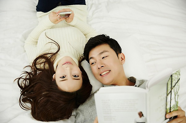 포토 JPG 여자 남자 신혼부부 휴식 실내 웃음 들기 상반신 20대 성인 두명 앞모습 책 30대 스마트폰 눕기 다정 한국인 침대 신혼생활 성인만 국내포토 부부 뷰포인트 가구 컨셉 모션 표정 사람 동양인 청년 내부 장년 핸드폰 스마트기기 신혼 파일형식 커플 생활용품 인종 전자제품 관계 오브젝트