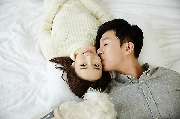 포토 JPG 한마리 여자 남자 신혼부부 휴식 키스 실내 웃음 상반신 20대 성인 두명 앞모습 30대 눕기 다정 한국인 침대 강아지 반려 신혼생활 성인만 딩펫족 펫팸족 국내포토 1 라이프스타일 부부 뷰포인트 가구 컨셉 모션 표정 사람 동양인 청년 내부 장년 반려동물 개 애정표현 신혼 신조어 파일형식