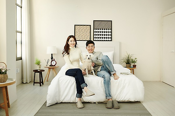 포토 JPG 전신 한마리 여자 남자 신혼부부 탁자 실내 웃음 앉기 20대 성인 두명 앞모습 30대 기댐 다정 한국인 침대 강아지 반려 신혼생활 성인만 딩펫족 펫팸족 국내포토 1 라이프스타일 부부 뷰포인트 가구 컨셉 모션 표정 사람 동양인 청년 내부 장년 반려동물 개 신혼 신조어 파일형식
