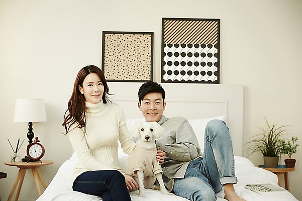 포토 JPG 한마리 여자 남자 신혼부부 실내 웃음 앉기 상반신 20대 성인 두명 앞모습 30대 기댐 다정 한국인 침대 강아지 반려 신혼생활 성인만 딩펫족 펫팸족 국내포토 1 라이프스타일 부부 뷰포인트 가구 컨셉 모션 표정 사람 동양인 청년 내부 장년 반려동물 개 신혼 신조어 파일형식