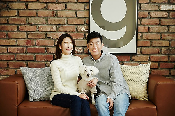 포토 JPG 한마리 여자 남자 신혼부부 안기 실내 웃음 앉기 상반신 20대 성인 두명 앞모습 30대 소파 다정 한국인 강아지 반려 신혼생활 성인만 딩펫족 펫팸족 국내포토 1 라이프스타일 부부 뷰포인트 컨셉 의자 모션 표정 사람 동양인 청년 내부 장년 반려동물 개 신혼 신조어 파일형식