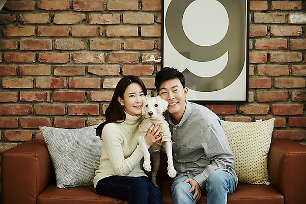 포토 JPG 한마리 여자 남자 신혼부부 안기 실내 웃음 상반신 20대 성인 두명 앞모습 30대 소파 다정 한국인 강아지 반려 신혼생활 성인만 딩펫족 펫팸족 국내포토 1 라이프스타일 부부 뷰포인트 컨셉 의자 모션 표정 사람 동양인 청년 내부 장년 반려동물 개 신혼 신조어 파일형식