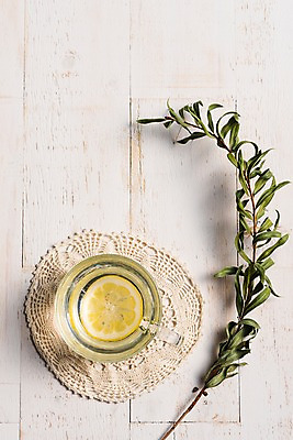 포토 JPG 음료 디저트 사람없음 목재 카페 머그컵 나뭇가지 차 레몬 컵받침 메뉴 레몬티 트로피컬아트 나무배경 과일차 국내포토 나무 음식 백그라운드 과일 재료 컵 차_음료 상점 받침대 그림 파일형식