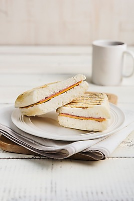 포토 JPG 접시 음식 디저트 치즈 샌드위치 사람없음 목재 세트 카페 머그컵 천 메뉴 햄 브런치 나무배경 국내포토 나무 식기 백그라운드 재료 유제품 육류 컵 상점 식사 직물 파일형식