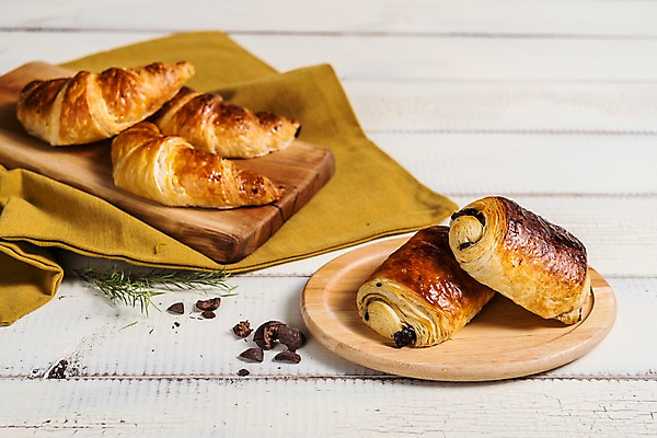 포토 JPG 접시 음식 빵 디저트 사람없음 목재 세트 초콜릿 카페 천 메뉴 브런치 뺑오쇼콜라 나무배경 국내포토 나무 식기 백그라운드 재료 상점 식사 직물 파일형식