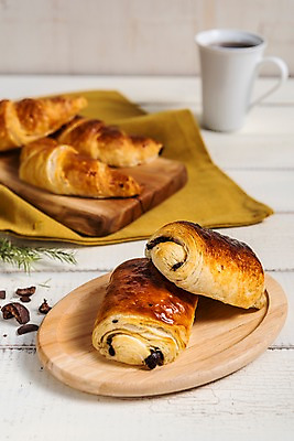 포토 JPG 접시 커피 음료 빵 사람없음 목재 아웃포커스 세트 초콜릿 카페 머그컵 크루아상 천 메뉴 브런치 아메리카노 뺑오쇼콜라 나무배경 국내포토 나무 식기 음식 백그라운드 재료 디저트 촬영기법 컵 상점 식사 직물 파일형식