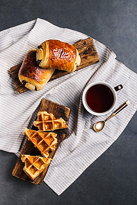 포토 JPG 빵 디저트 사람없음 세트 하이앵글 카페 머그컵 티스푼 천 메뉴 브런치 에스프레소 와플 뺑오쇼콜라 국내포토 커피 음식 뷰포인트 컵 상점 숟가락 식사 직물 파일형식