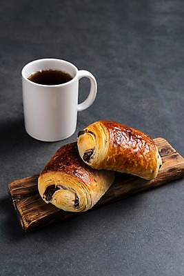 포토 JPG 접시 커피 음료 음식 빵 디저트 사람없음 세트 카페 머그컵 메뉴 브런치 아메리카노 뺑오쇼콜라 국내포토 식기 컵 상점 식사 파일형식