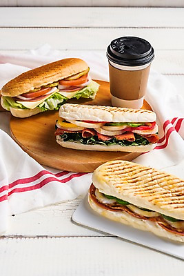 포토 JPG 커피 음료 음식 빵 디저트 샌드위치 사람없음 목재 세트 카페 천 메뉴 브런치 테이크아웃컵 나무배경 국내포토 나무 백그라운드 재료 컵 상점 식사 직물 파일형식