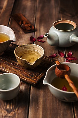 포토 JPG 음료 디저트 사람없음 목재 컵 세트 카페 차 다도 찻주전자 메뉴 찻잎 허브차 나무배경 국내포토 나무 식기 음식 백그라운드 재료 주전자 차_음료 상점 예절 파일형식