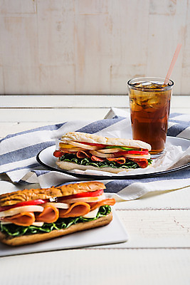 포토 JPG 커피 음료 음식 빵 디저트 잔 샌드위치 빨대 사람없음 목재 컵 세트 카페 천 메뉴 나무바닥 브런치 아이스아메리카노 국내포토 나무 식기 재료 바닥 상점 식사 직물 아메리카노 아이스커피 파일형식