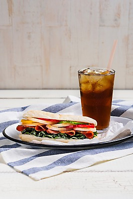 포토 JPG 커피 음료 음식 디저트 샌드위치 빨대 사람없음 목재 컵 세트 카페 천 메뉴 나무바닥 브런치 아이스아메리카노 국내포토 나무 식기 재료 바닥 상점 식사 직물 아메리카노 아이스커피 파일형식