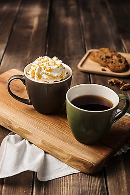 포토 JPG 커피 음료 디저트 사람없음 목재 컵 세트 쿠키 카페 머그컵 메뉴 아메리카노 캬라멜마끼야또 휘핑크림 나무배경 국내포토 나무 식기 음식 백그라운드 재료 상점 크림 마끼야또 휘핑 파일형식