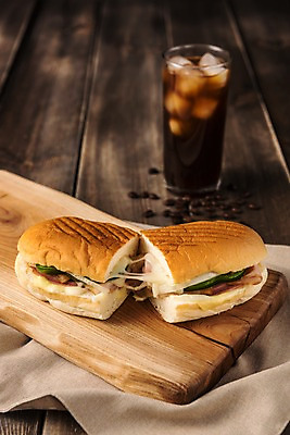 포토 JPG 커피 음료 음식 빵 디저트 샌드위치 사람없음 목재 컵 세트 카페 천 메뉴 브런치 아이스아메리카노 나무배경 국내포토 나무 식기 백그라운드 재료 상점 식사 직물 아메리카노 아이스커피 파일형식