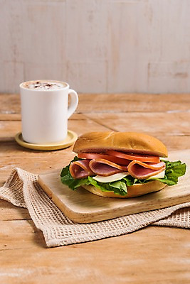 포토 나무 식기 커피 음료 음식 재료 바닥 컵 상점 식사 직물 라떼 파일형식 천 나무바닥 목재 카페라떼 샌드위치 브런치 머그컵 세트 빵 디저트 JPG 사람없음 메뉴 카페 국내포토