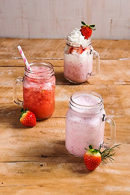 포토 JPG 음료 딸기 디저트 사람없음 목재 컵 세트 카페 메뉴 나무바닥 쉐이크 딸기쉐이크 휘핑크림 국내포토 나무 식기 음식 과일 재료 바닥 상점 크림 휘핑 파일형식